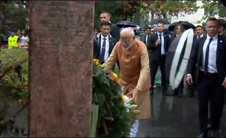 Premier Modi składa wieniec na pomniku Jam Saheba z Nawanagar w Polsce