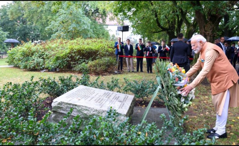 Premier Modi oddaje hołd pomnikom Monte Cassino i Valivade-Kolhapur w Warszawie