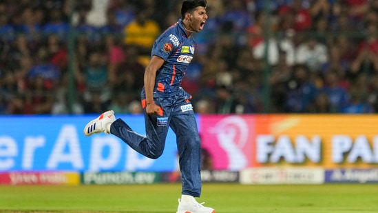 Mayank Yadav z LSG świętuje po przejęciu wicketu od Camerona Greena, zawodnika Royal Challengers Bengaluru, podczas rozgrywek Indian Premier League (PTI) 2024