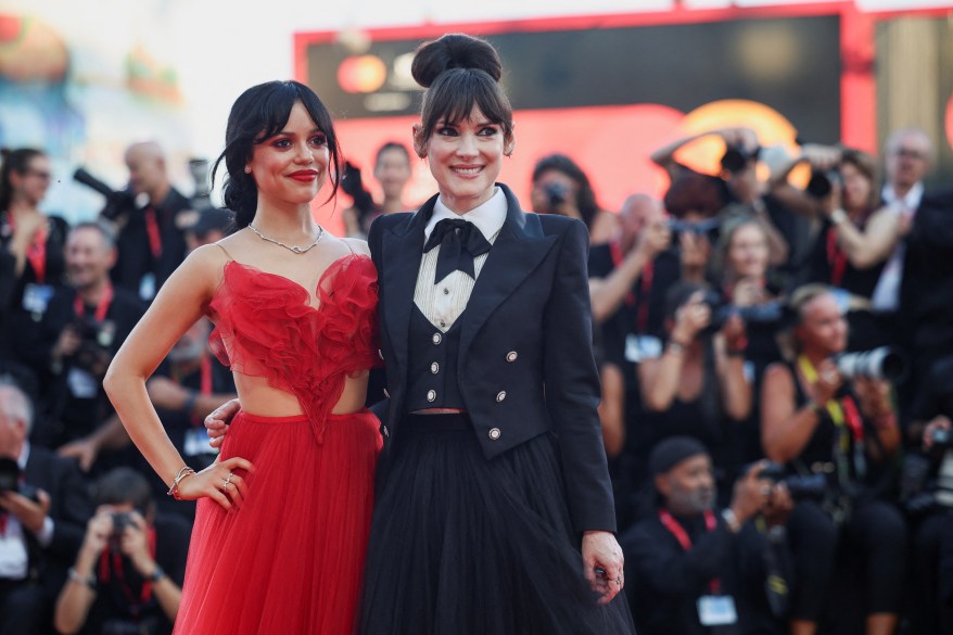 Jenna Ortega i Winona Ryder pozują na czerwonym dywanie podczas przybycia na pokaz filmu "Sok z żuka Sok z żuka"