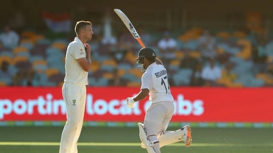 Josh Hazlewood jest jednym z niewielu australijskich graczy, którzy wiedzą, co to znaczy wygrać serię testową przeciwko Indiom. (Getty Images)