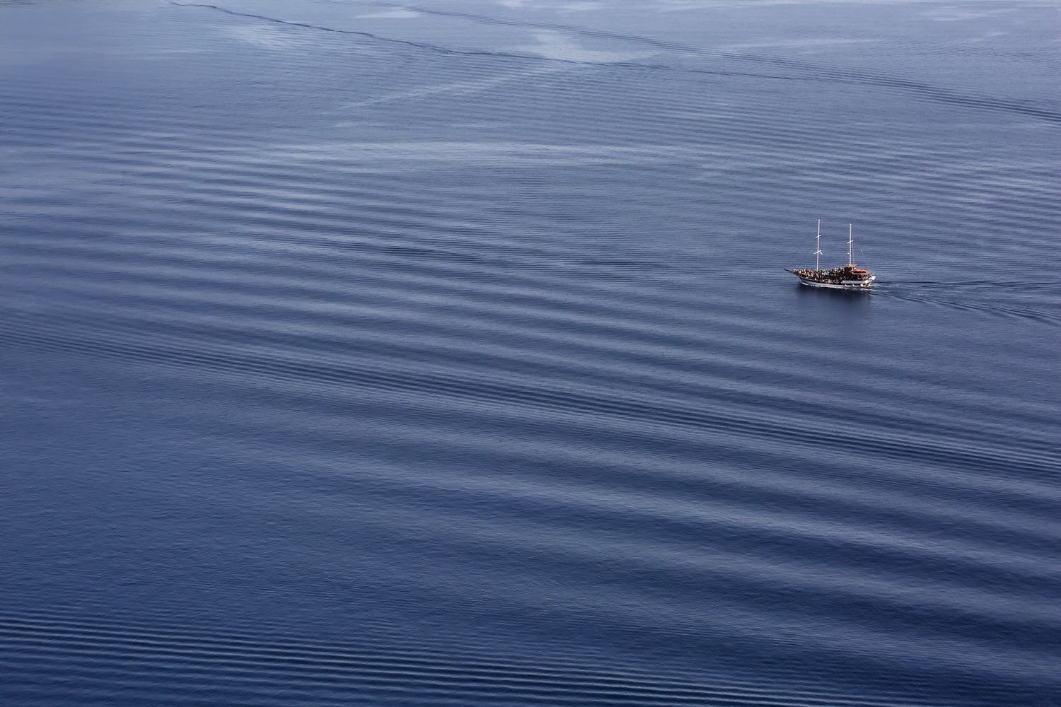 minimalistyczna fotografia łódź na oceanie