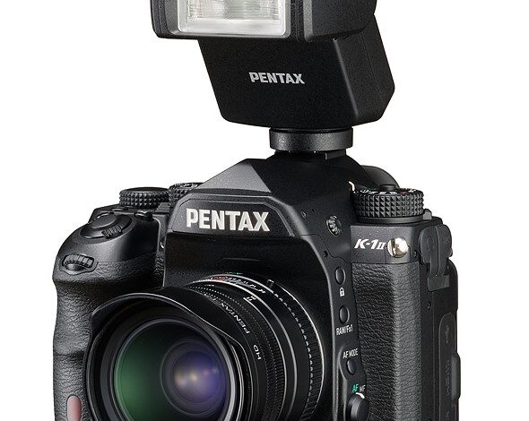 Ricoh ogłasza wprowadzenie automatycznej lampy błyskowej Pentax do lustrzanek cyfrowych i kompaktów z serii GR